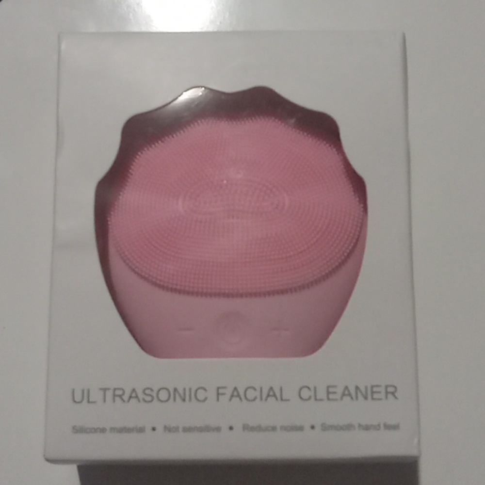 Ultrasonic Facial Cleaner. NWT